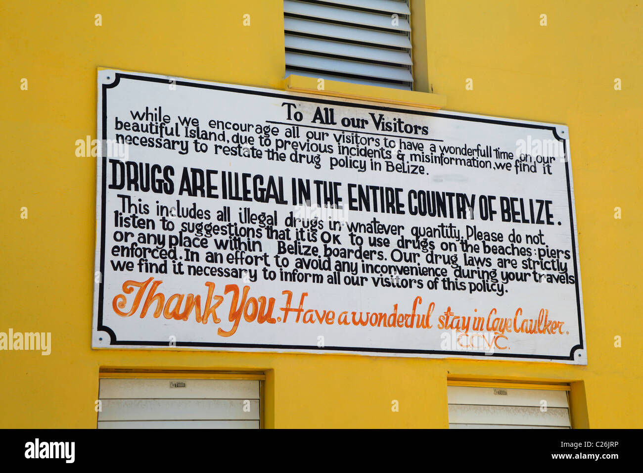 Le politiche in materia di droga di avvertimento sulla parete della stazione di polizia in Caye Caulker isola Belize Foto Stock