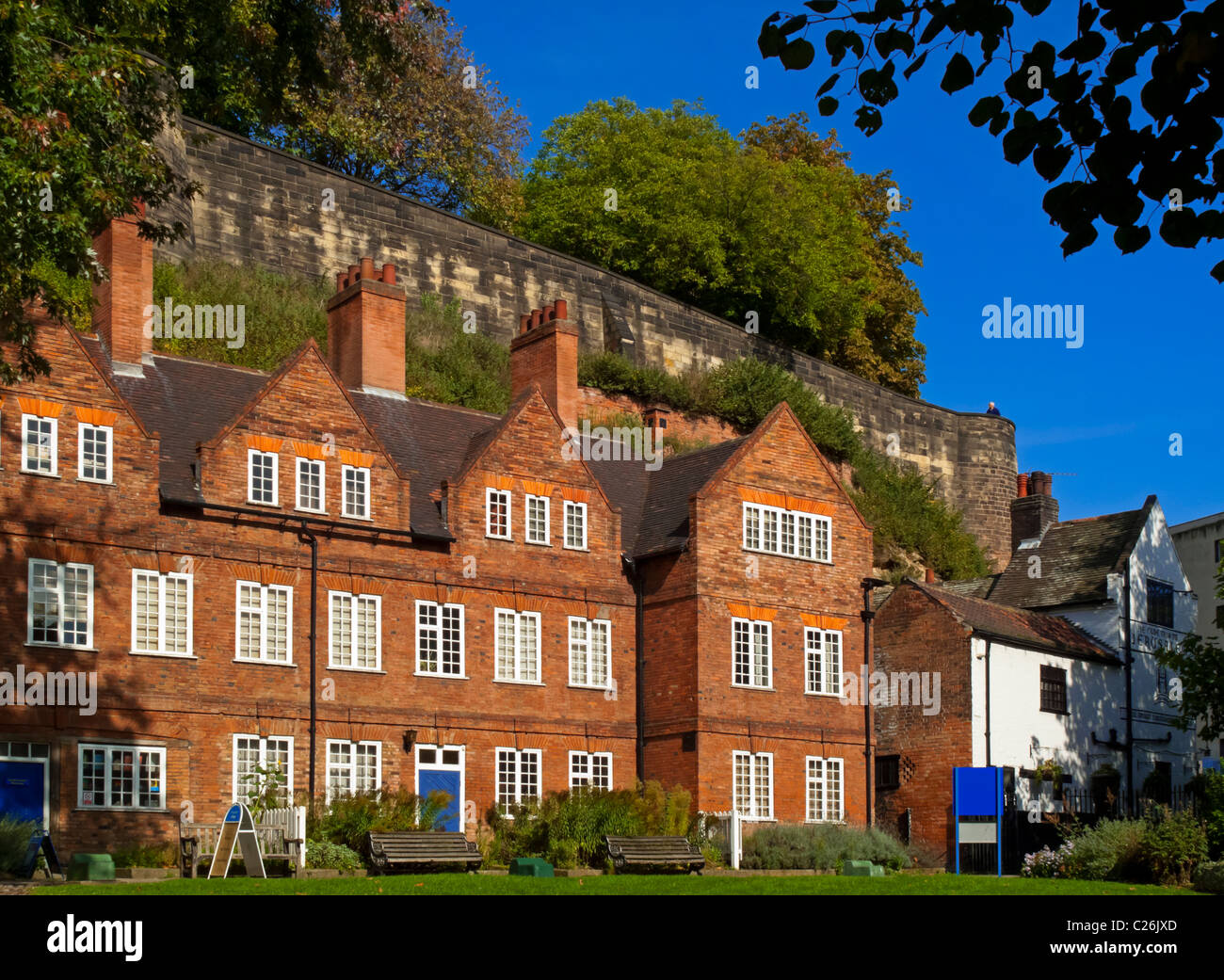 Tini di filtrazione cantiere a Nottingham Regno Unito con le mura del castello visibile sopra costruita nel XVII secolo ora il Museo della Vita di Nottingham Foto Stock