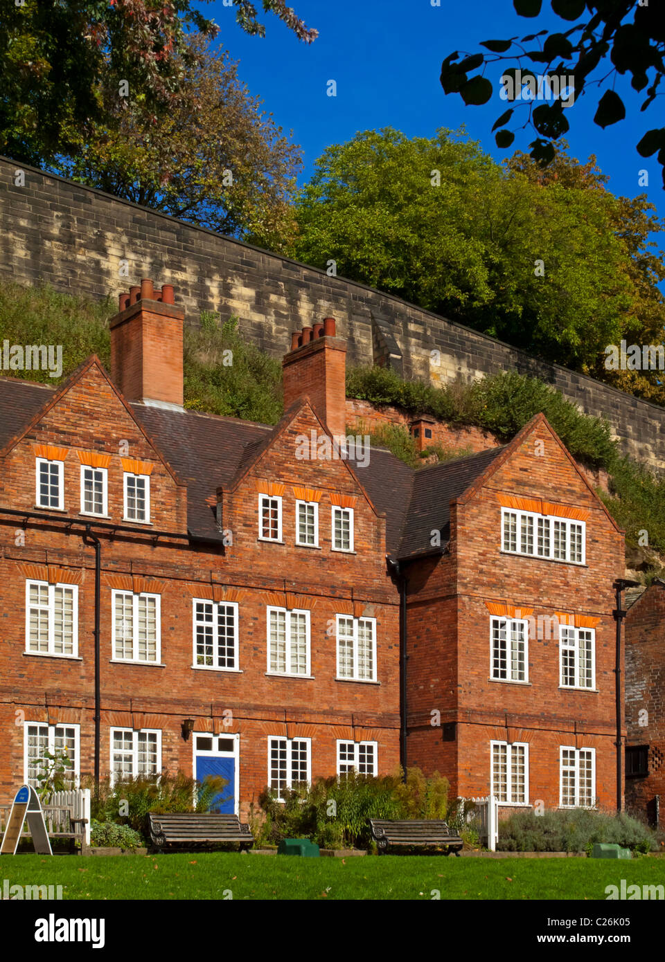 Tini di filtrazione cantiere a Nottingham Regno Unito con le mura del castello visibile sopra costruita nel XVII secolo ora il Museo della Vita di Nottingham Foto Stock