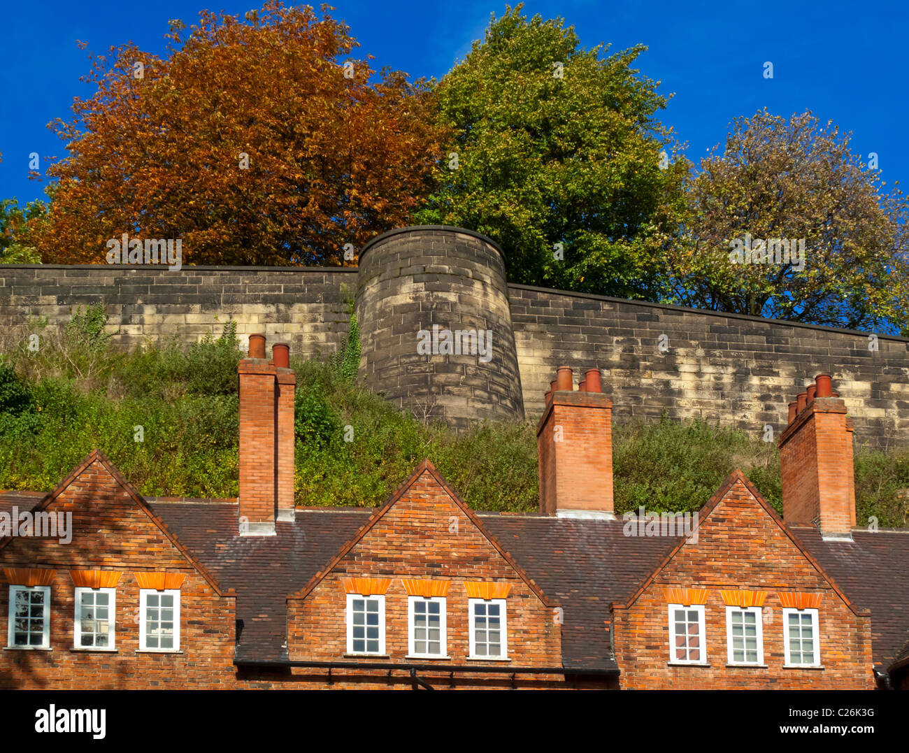 Tini di filtrazione cantiere a Nottingham Regno Unito con le mura del castello visibile sopra costruita nel XVII secolo ora il Museo della Vita di Nottingham Foto Stock