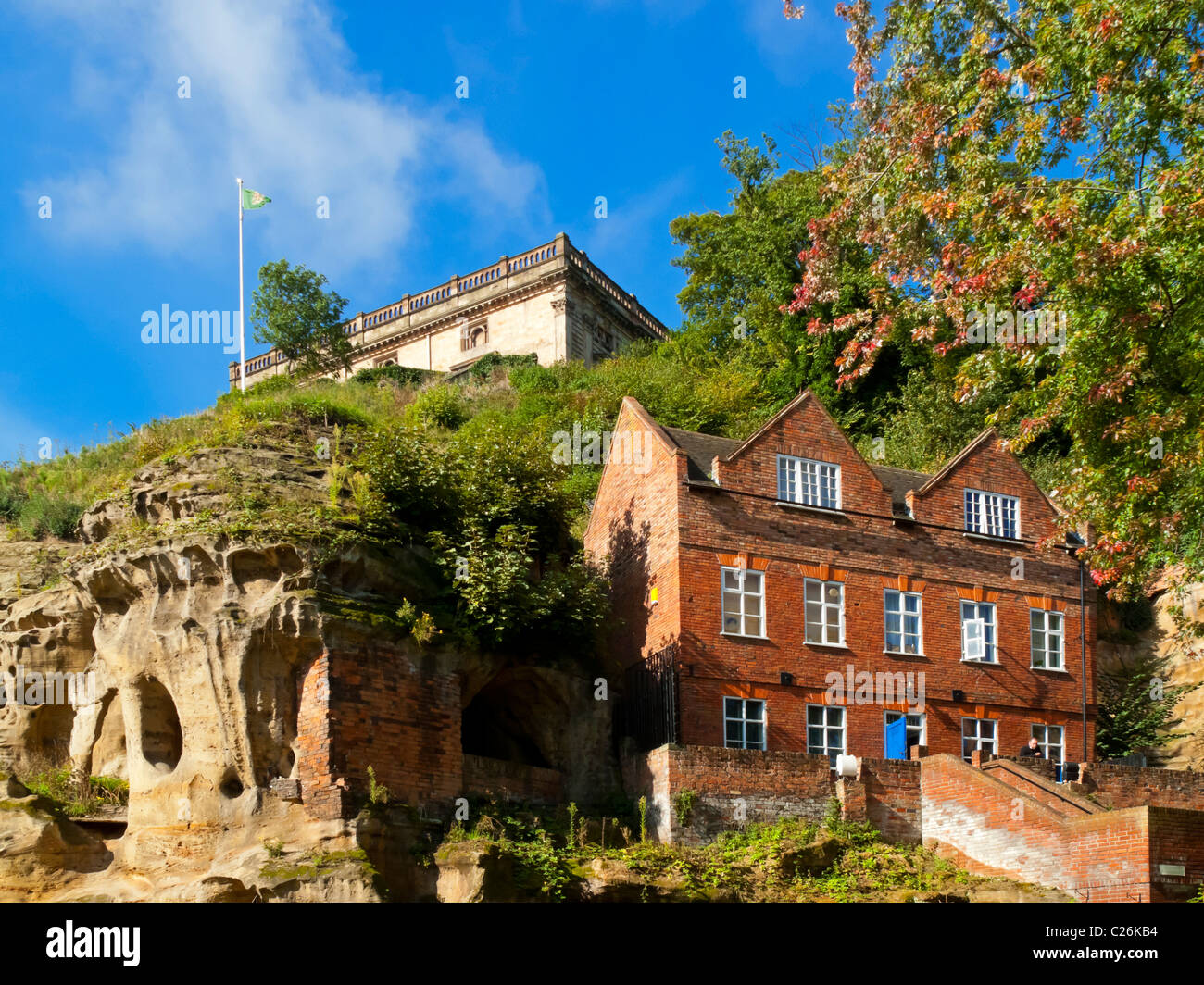 Tini di filtrazione cantiere a Nottingham Regno Unito con le mura del castello visibile sopra costruita nel XVII secolo ora il Museo della Vita di Nottingham Foto Stock