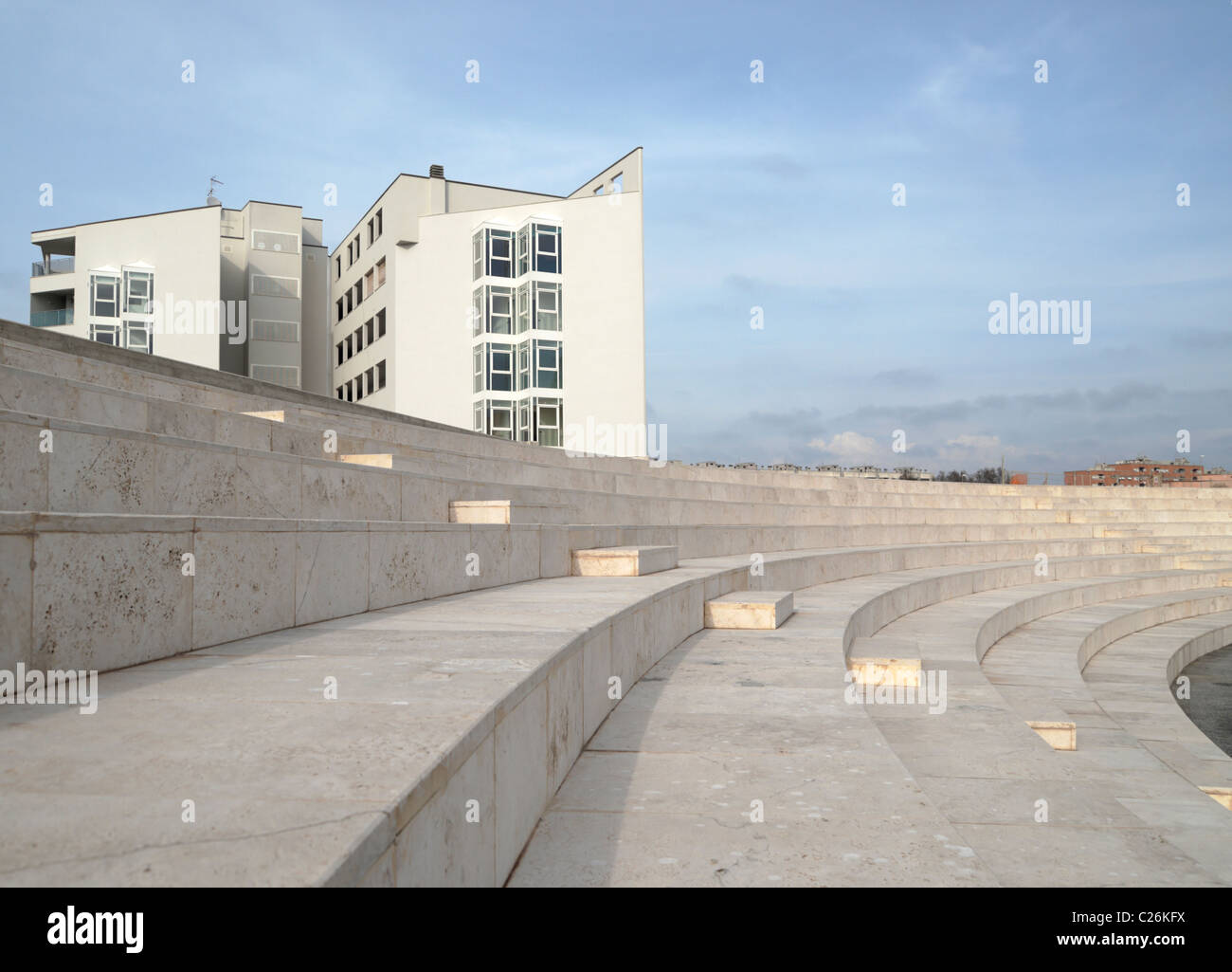Anfiteatro simili passi dal porto di Ostia, con nuova costruzione edifici per uffici. Foto Stock