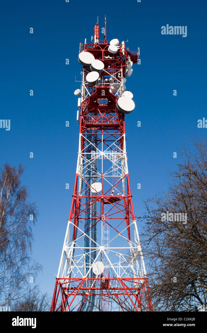 La torre delle comunicazioni con i relè a microonde Foto Stock