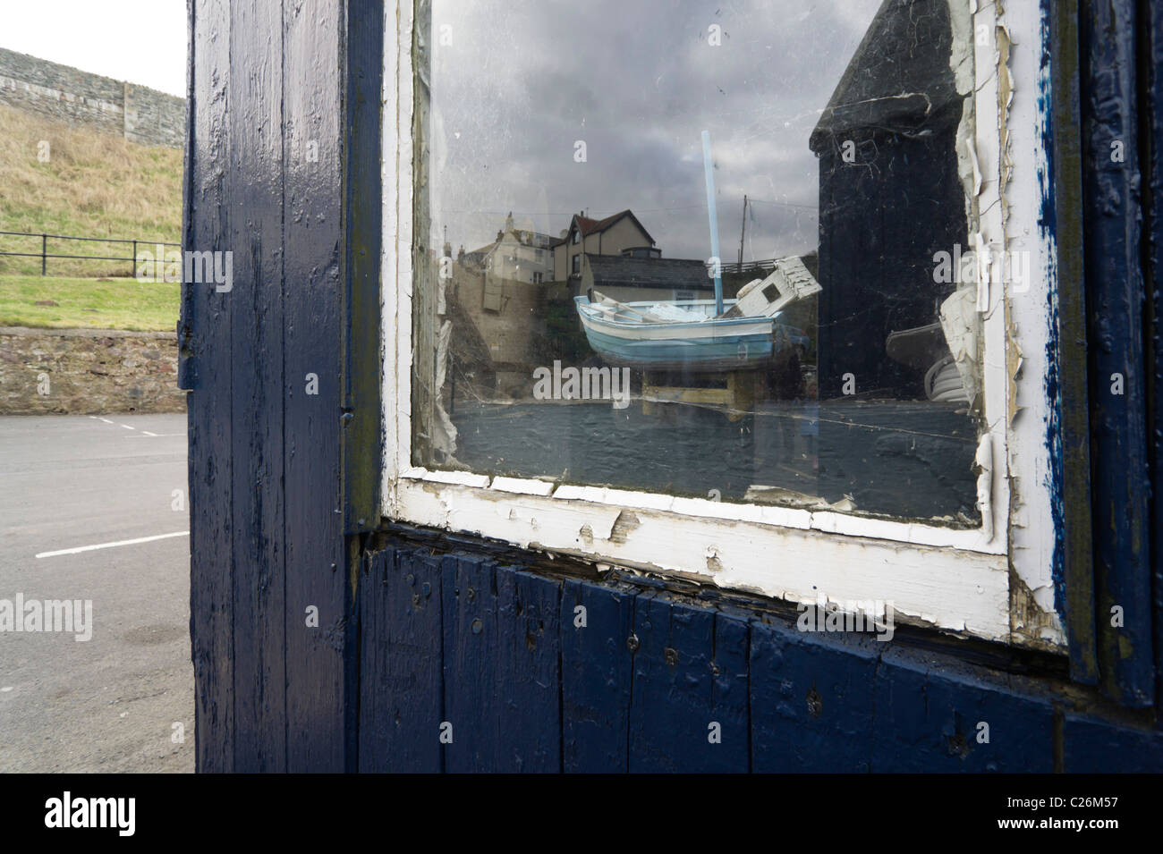 Una vecchia finestra in un Fisherman's capanna con il modello di imbarcazione. Foto Stock