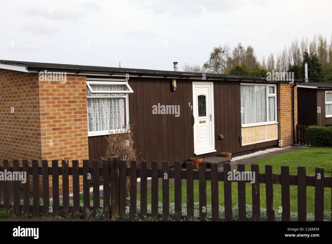 Un rinnovato prefab home su un alloggiamento estate in Nottingham, Inghilterra, Regno Unito Foto Stock