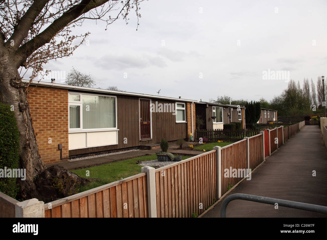 Ristrutturato case prefabbricate su un alloggiamento estate in Nottingham, Inghilterra, Regno Unito Foto Stock