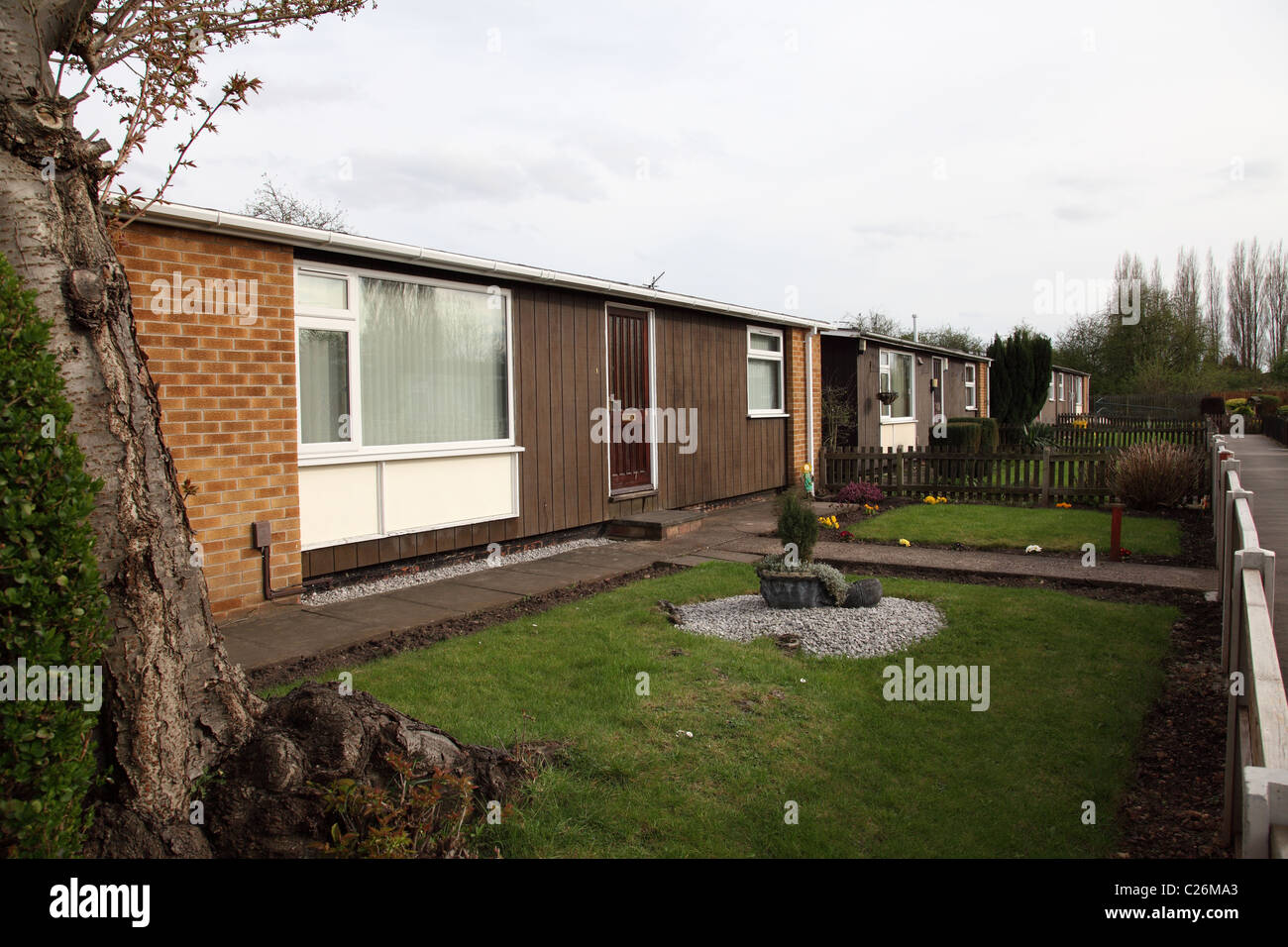 Ristrutturato case prefabbricate su un alloggiamento estate in Nottingham, Inghilterra, Regno Unito Foto Stock