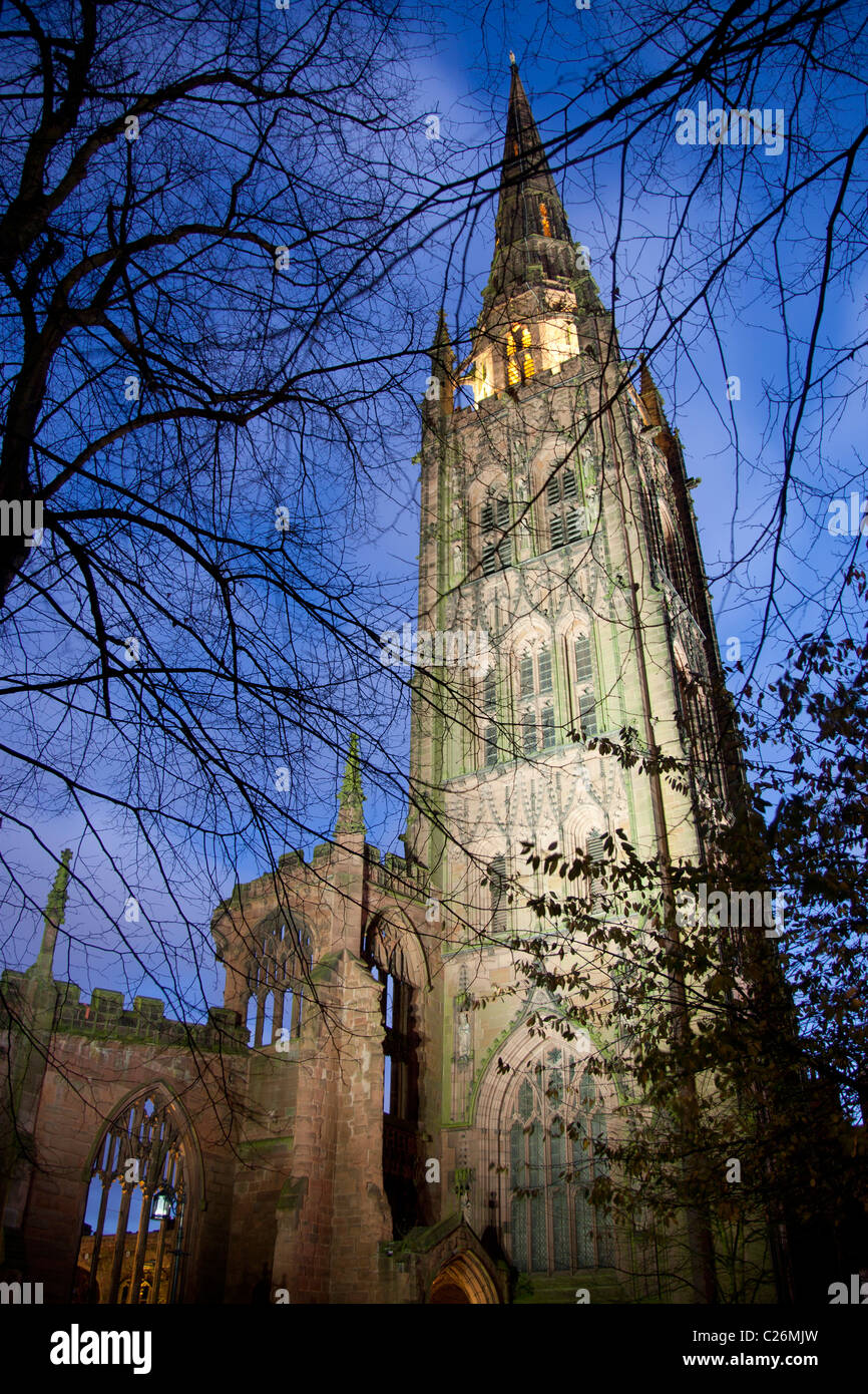 La guglia della rovina dei vecchi St Michael's Cathedral al crepuscolo / notte Coventry West Midlands England Regno Unito Foto Stock