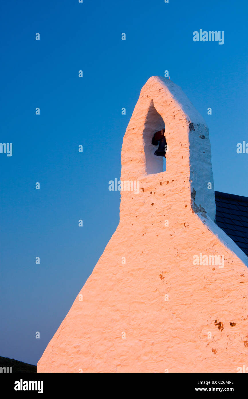 Chiesa di Santa Croce (Eglwys y Grog) Dettaglio di bellcote al tramonto Mwnt Ceredigion West Wales UK Foto Stock