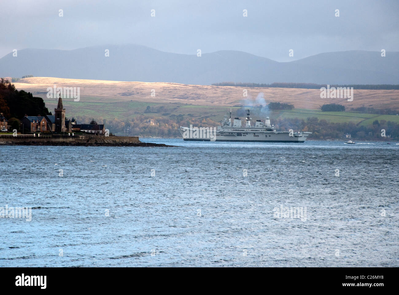 La Royal Navy luce della portaerei HMS Ark Royal sul suo viaggio di addio a Firth of Clyde estuario Scozia Scotland Foto Stock