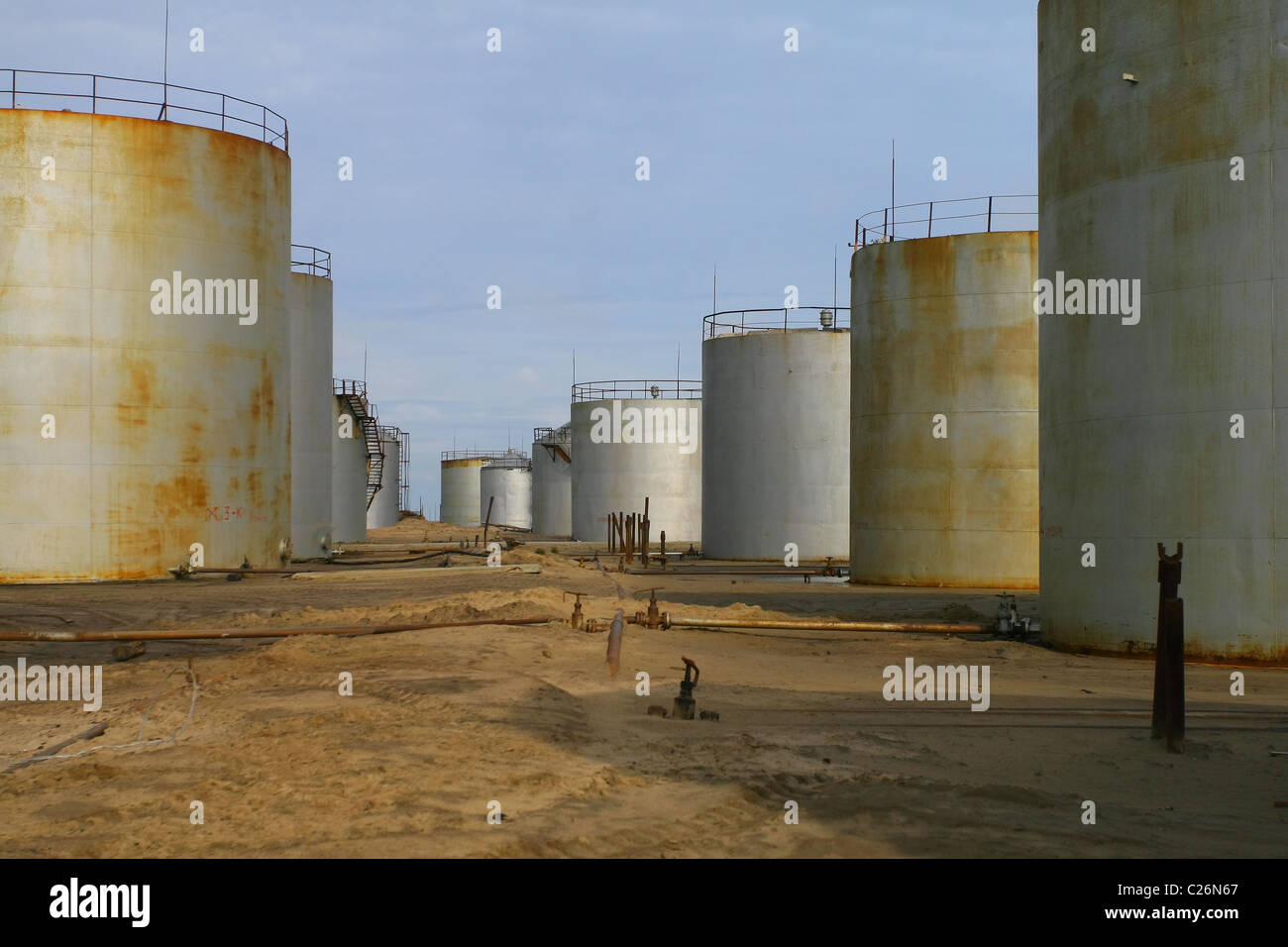 Grandi quantità di carburante e di lubrificante di storage. La penisola di Yamal, RUSSIA Foto Stock