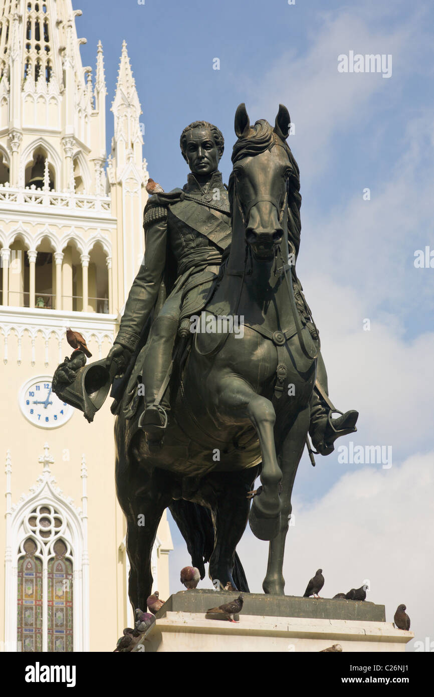 Statua di Simon Bolivar e la Cattedrale, il Parque Bolivar, Guayaquil, Ecuador Foto Stock