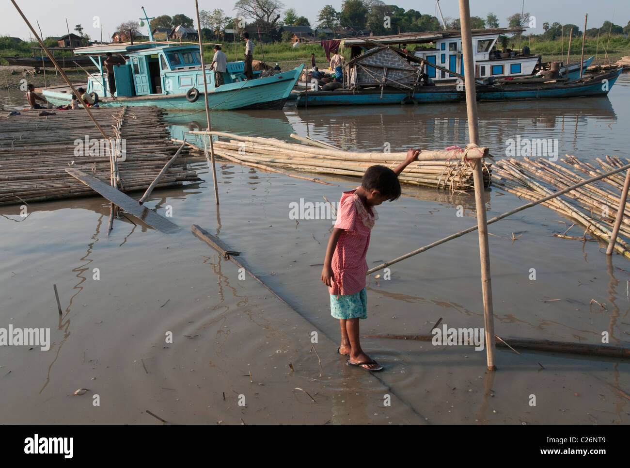 Attività quotidiana presso il porto naturale sul fiume Irrawaddy. Mandalay. Myanmar Foto Stock
