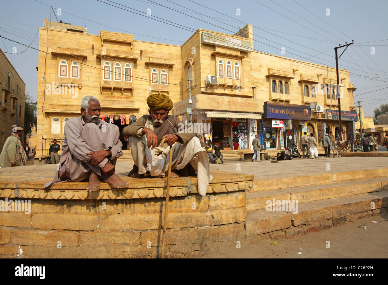 Gli anziani nella piazza centrale, Jaisalmer, India Foto Stock