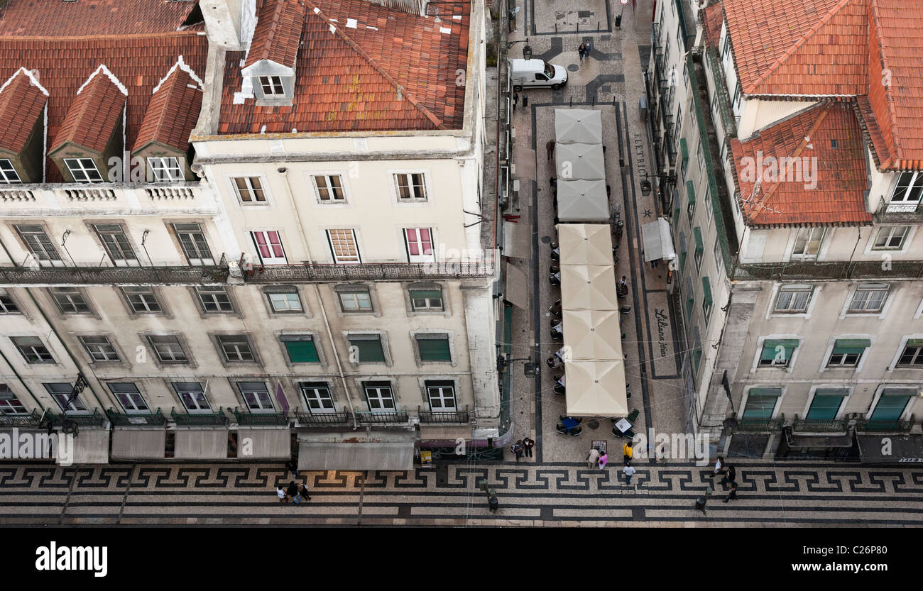 Vista in elevazione della Rua do Ouro e Rua Santa Justa, quartiere Baixa, Lisbona Foto Stock