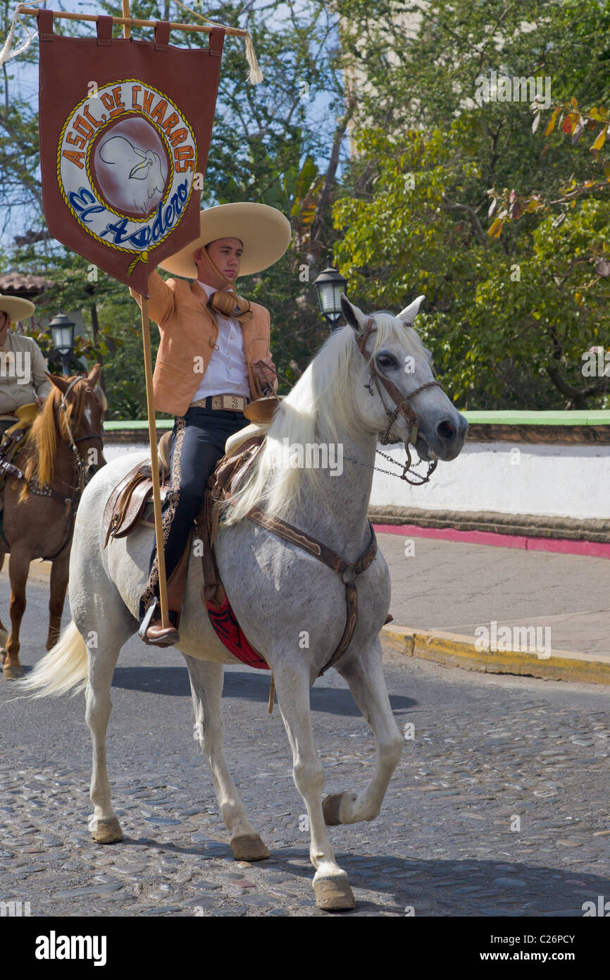 Ragazzo messicano in una parata Charros, Puerto Vallarta, Jalisco, Messico Foto Stock