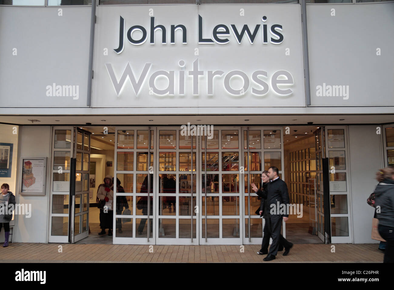 Ingresso al 'John Lewis' e Waitrose memorizza a Kingston Upon Thames, London, Regno Unito. Foto Stock