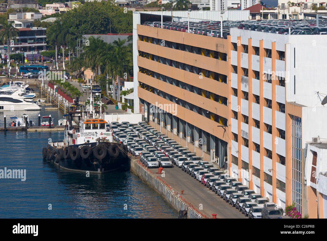 Automobili in attesa per l'esportazione, il porto di Acapulco, Guerrero, Messico Foto Stock