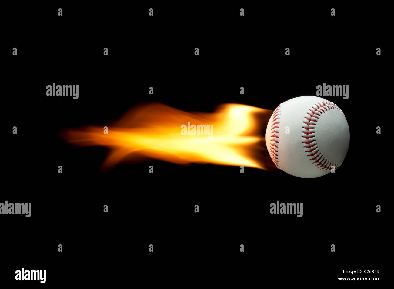 Flaming baseball a volare su uno sfondo nero. Home-run Foto Stock