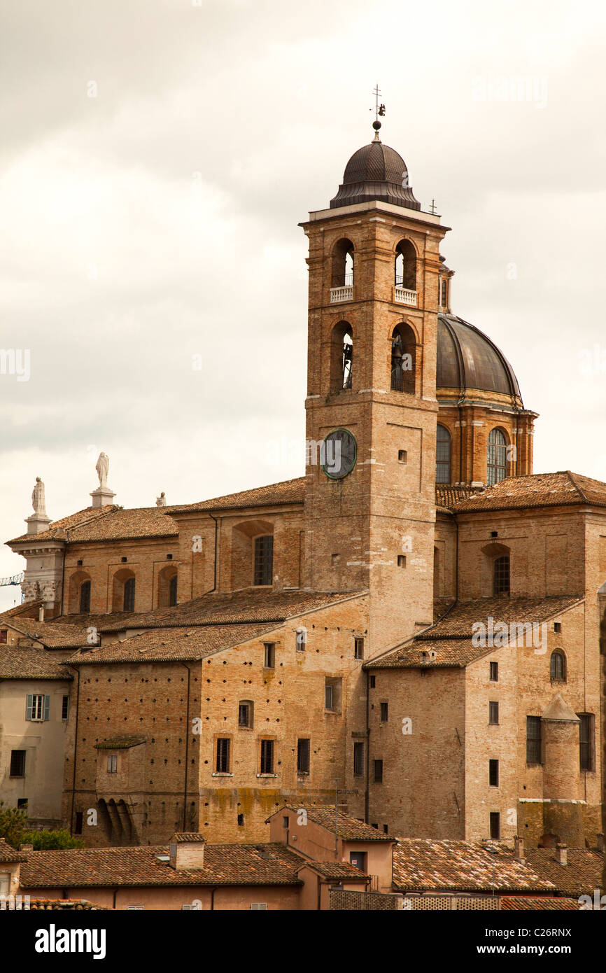 Affacciato sui tetti della città verso la cattedrale di Urbino Italia. Foto Stock