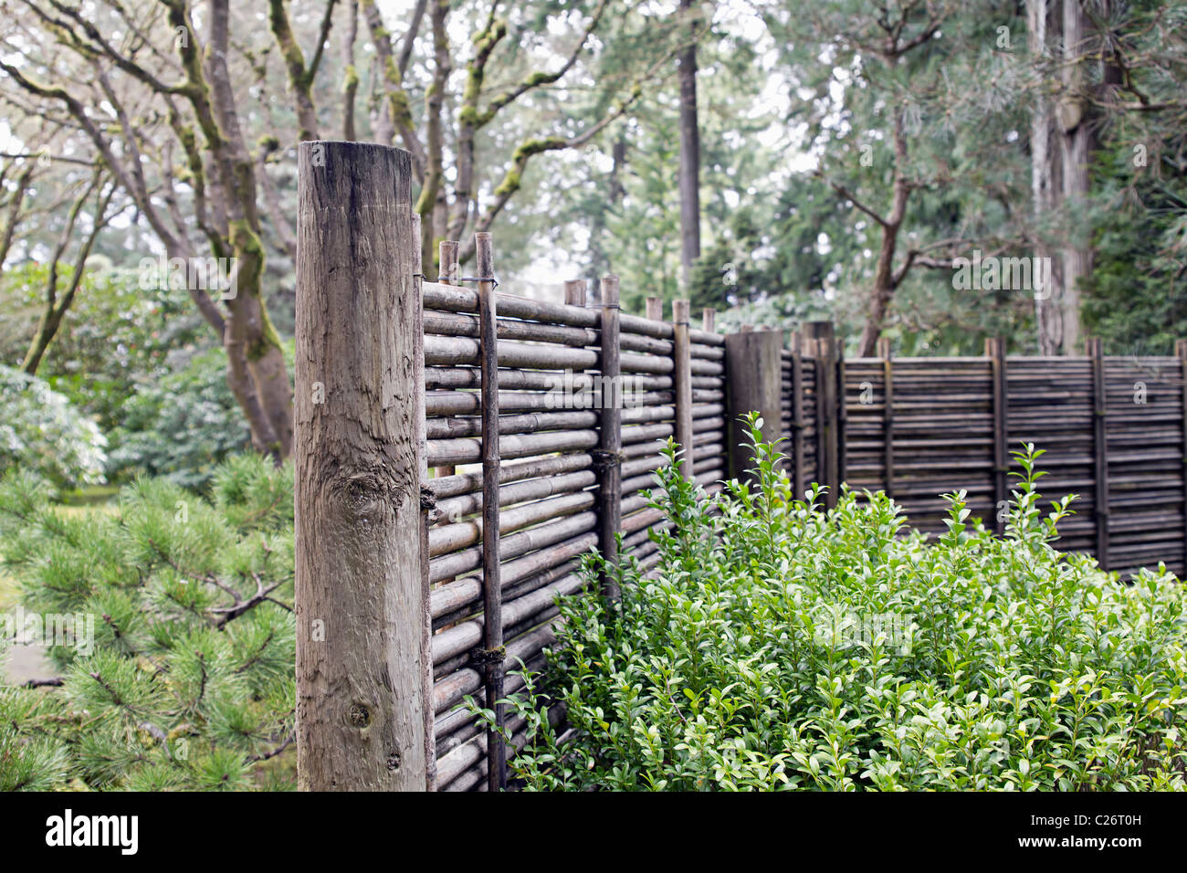Legno e bambù scherma a Portland Giardino Giapponese Oregon Foto Stock