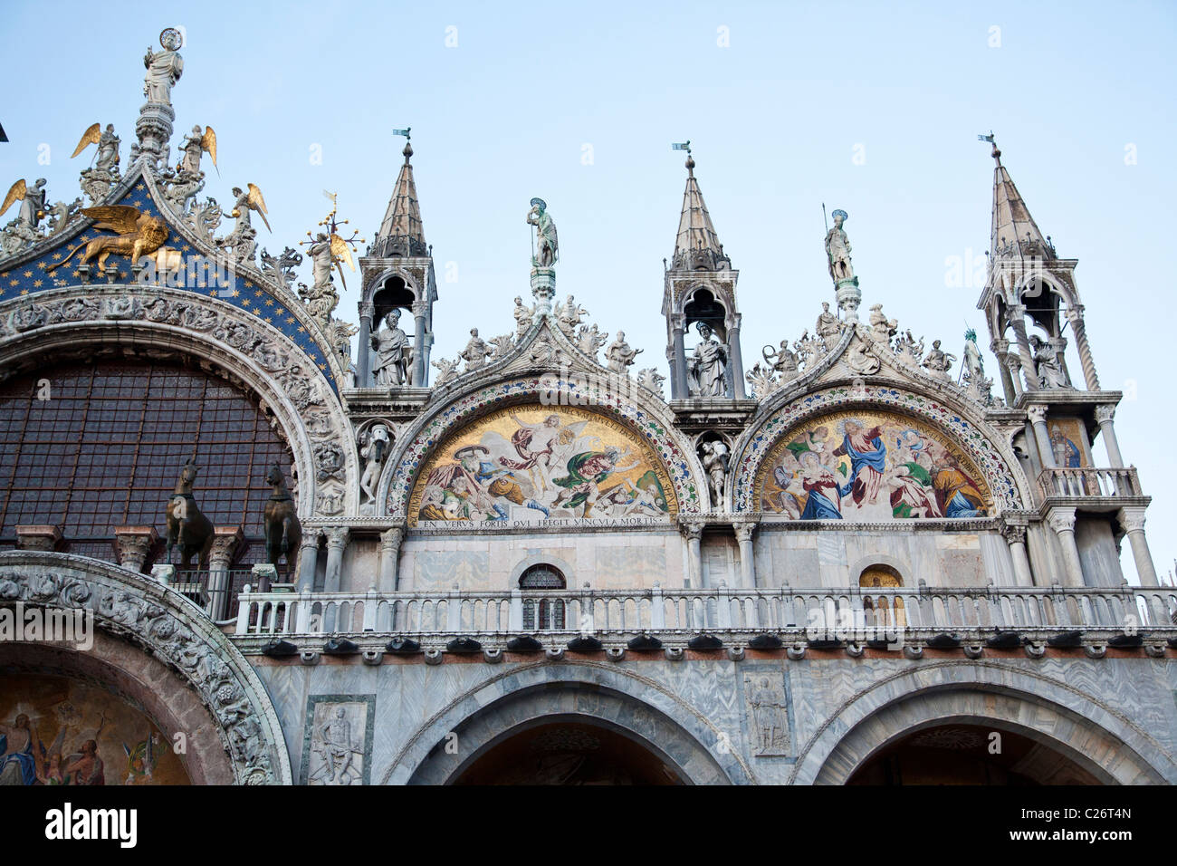 Parte dell'ornano la facciata della Basilica di San Marco a Venezia in Italia. Foto Stock