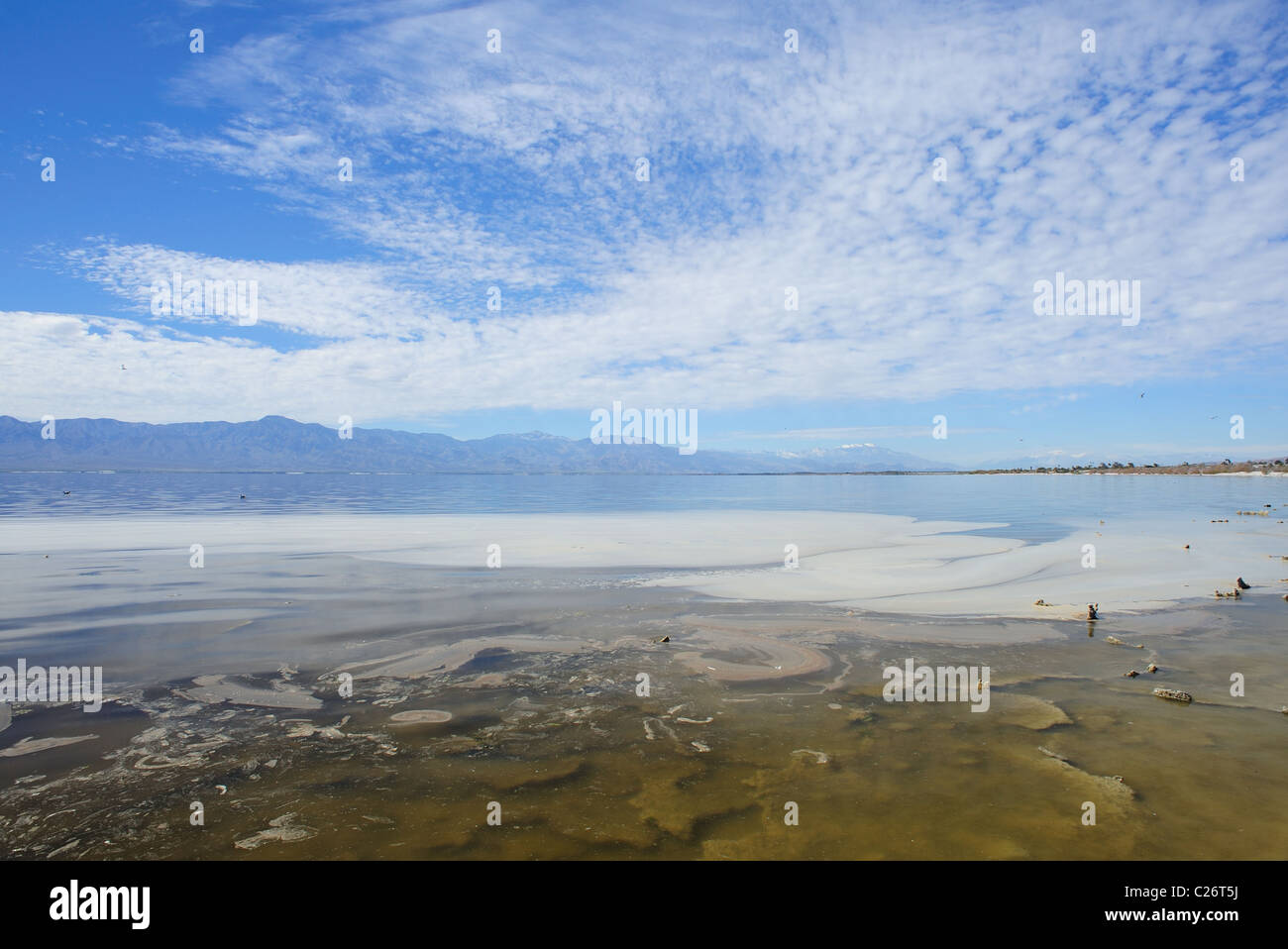 Cielo nuvoloso al di sopra del Salton Sea con la Santa Rosa e la gamma della montagna di distanza, nel sud della California, Stati Uniti d'America Foto Stock