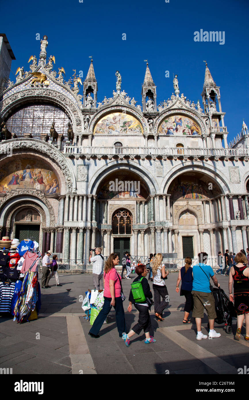 Turisti passato a piedi la Basilica di San Marco a Venezia in Italia. Foto Stock
