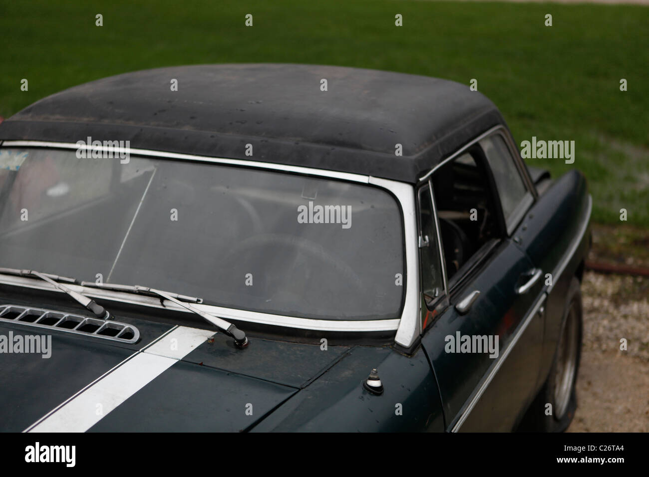 MG British Sportscar si siede prima della vendita all'asta accanto ad un  fienile in Indiana rurale. auto sportiva MGB green racing stripe Foto stock  - Alamy