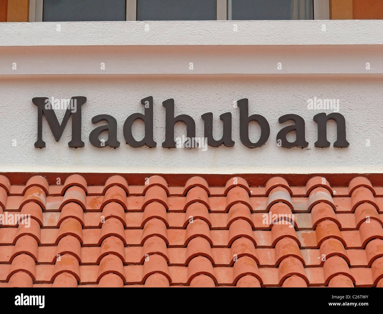Appartamento nome 'Madhuban' scritta sul muro esterno Foto Stock