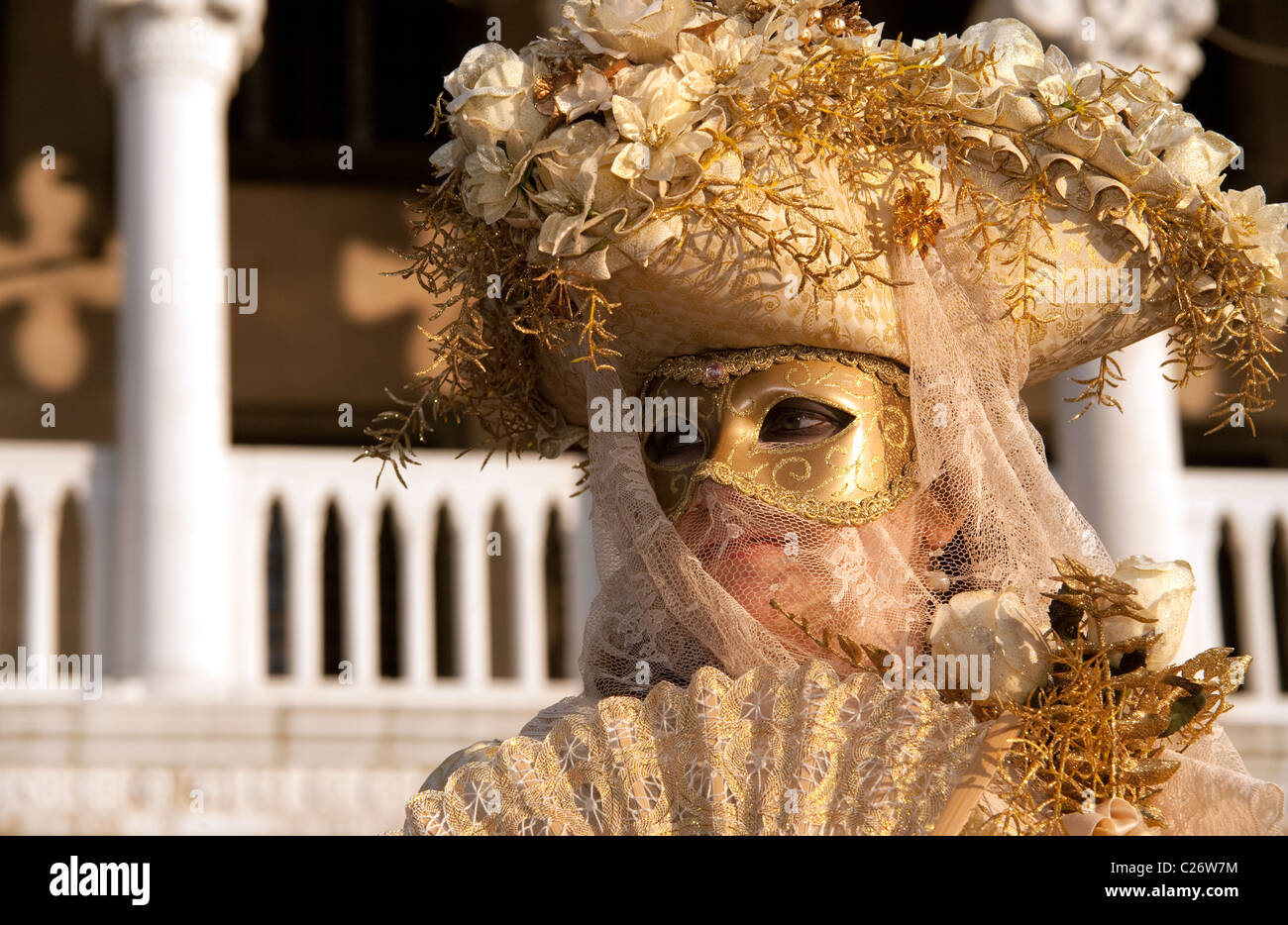 Personaggio femminile in costume, il Carnevale di Venezia Italia Foto Stock