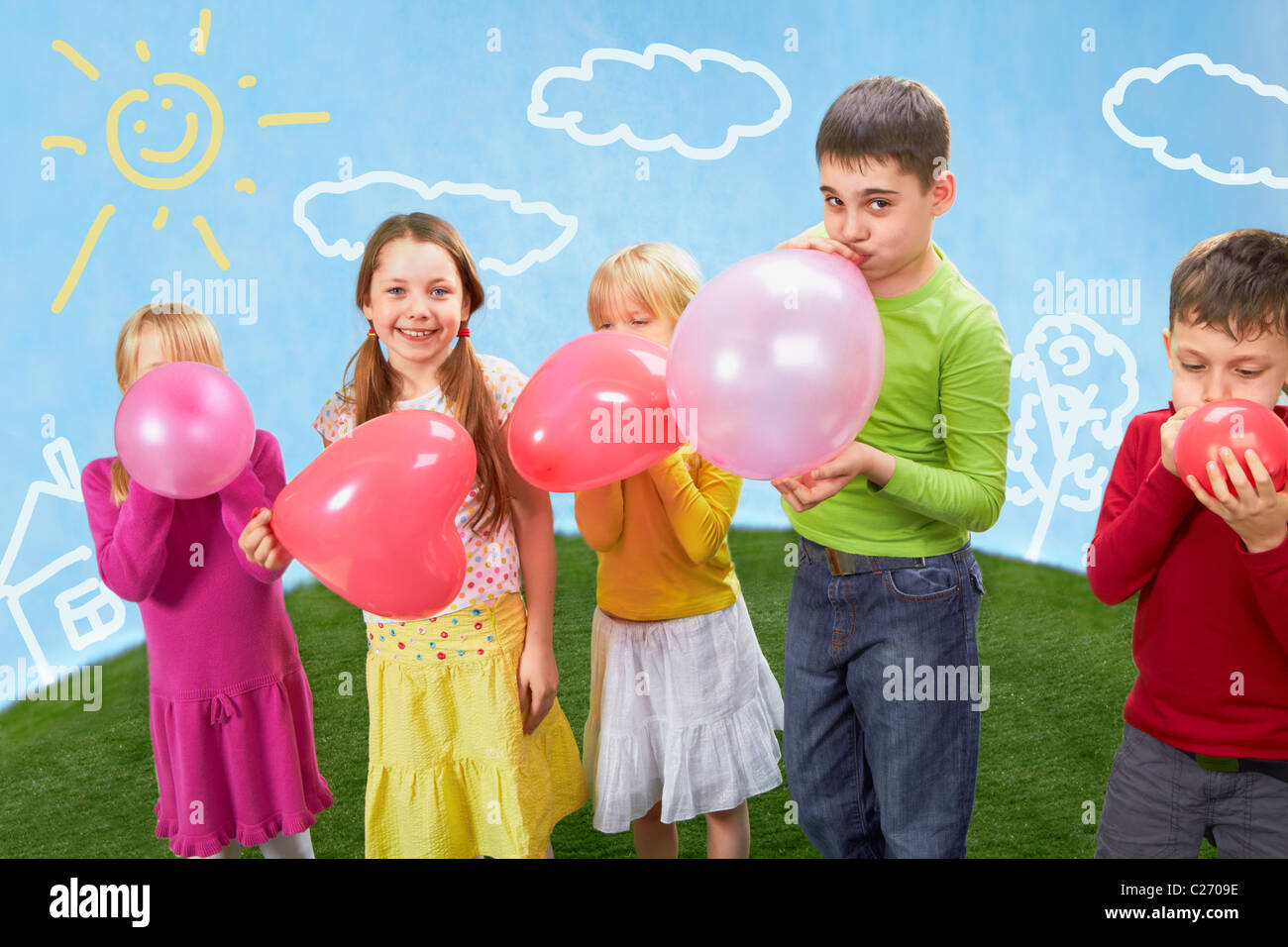 Gruppo di bambini felici di gonfiare palloncini Foto stock - Alamy