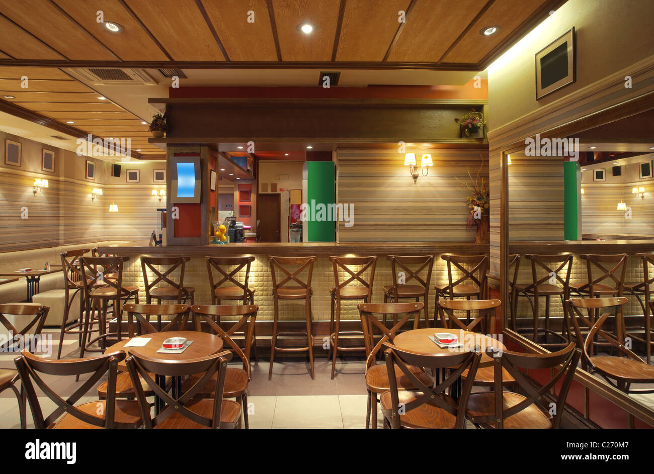 Bar interno con arredamento in legno, apparecchi di illuminazione e decorazione. Foto Stock