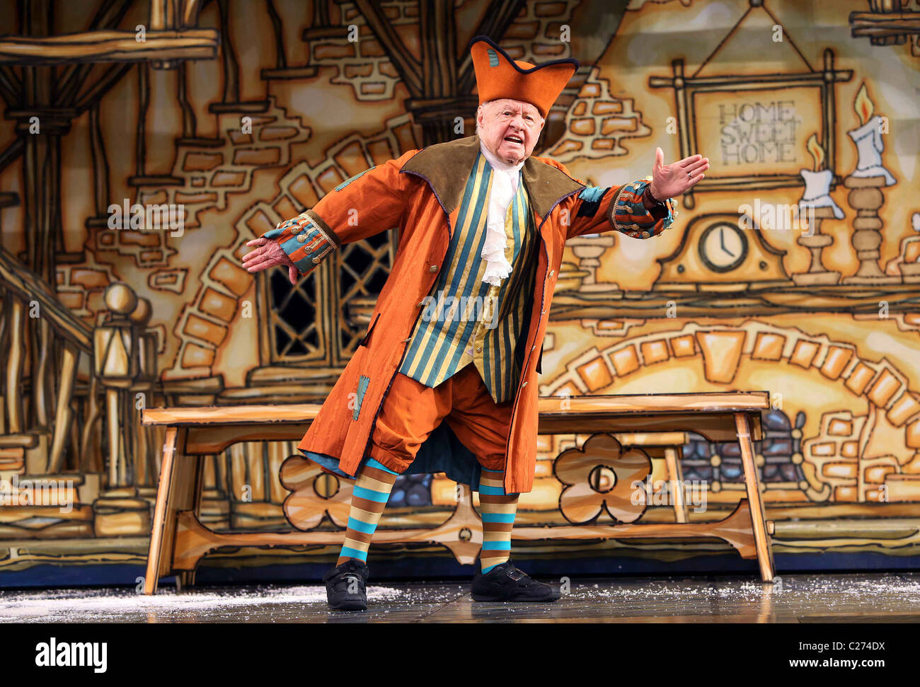 Mickey Rooney e Baron Hardup bianco neve e i quindici Elfi - National Pantomime lancio tenutasi presso il Piccadilly Theatre Foto Stock