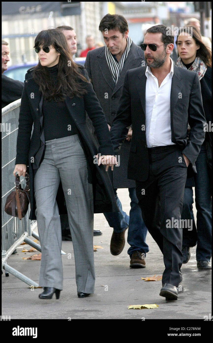 Mélanie Doutey e Gilles Lellouche ai funerali del compianto attore francese Jocelyn Quivrin che morì in un tragico auto Foto Stock