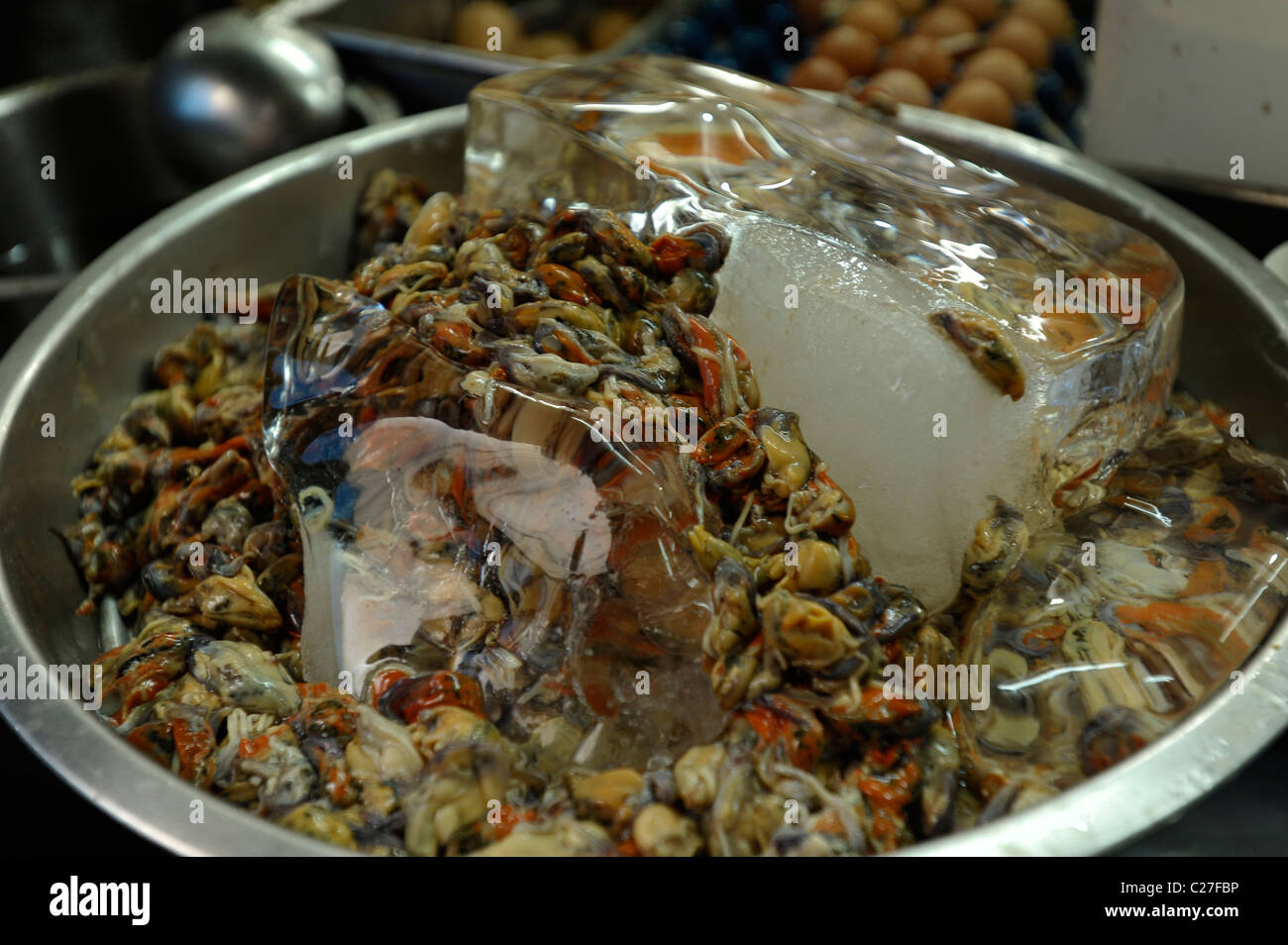 Fresco di cozze pulite su ghiaccio, street market, bangkok, Thailandia Foto Stock