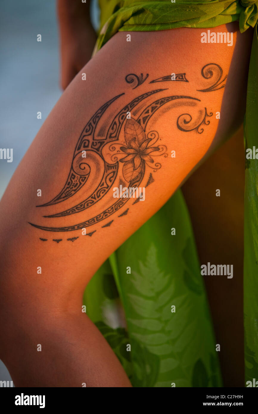 La ballerina sulla spiaggia di Waikiki, dettaglio del tatuaggio sul ballerino gamba Foto Stock