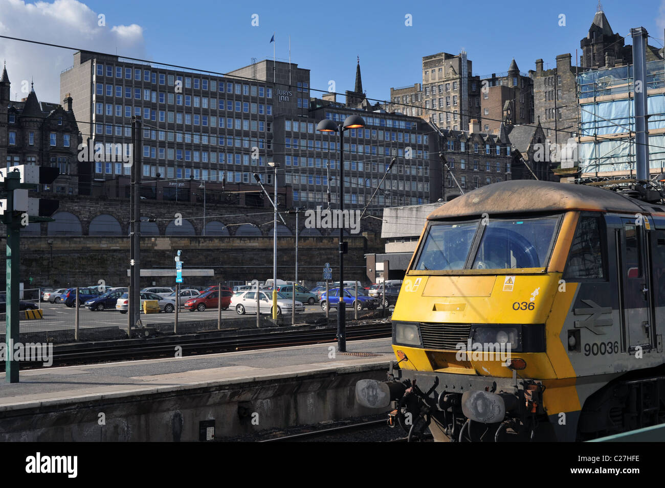 Jury's Inn Hotel Edimburgo dalla stazione ferroviaria di Waverley mostra Scotrail treno Foto Stock