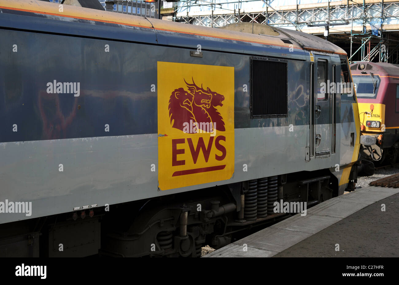 Inglese e Gallese ferrovia scozzese logo sul DB Schenker Rail treno merci nella stazione di Waverly di Edimburgo in Scozia Foto Stock