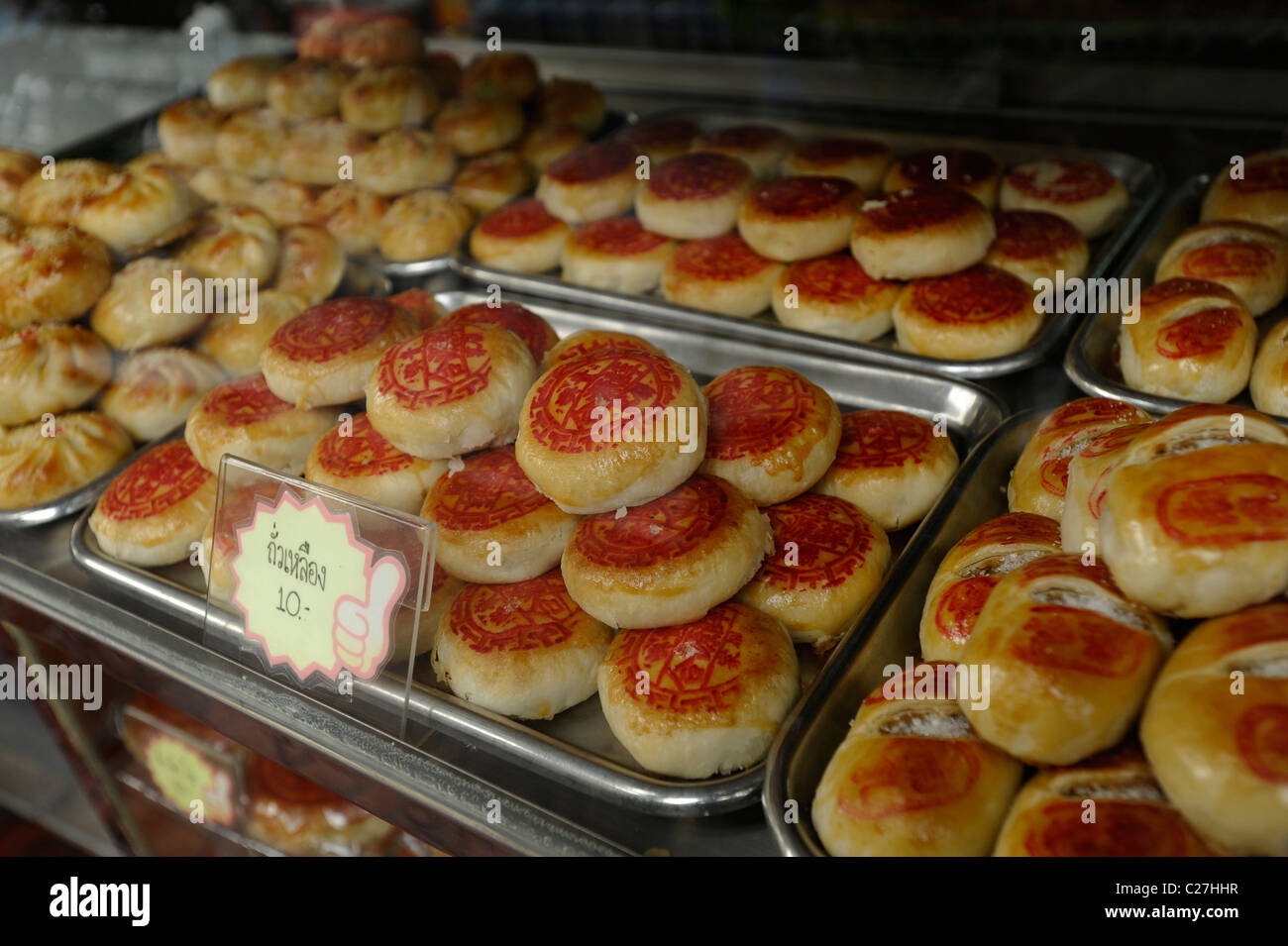 Dolci Cinesi sul display , snack dolci e salati , thai patisery cinese, bangkok, Thailandia Foto Stock