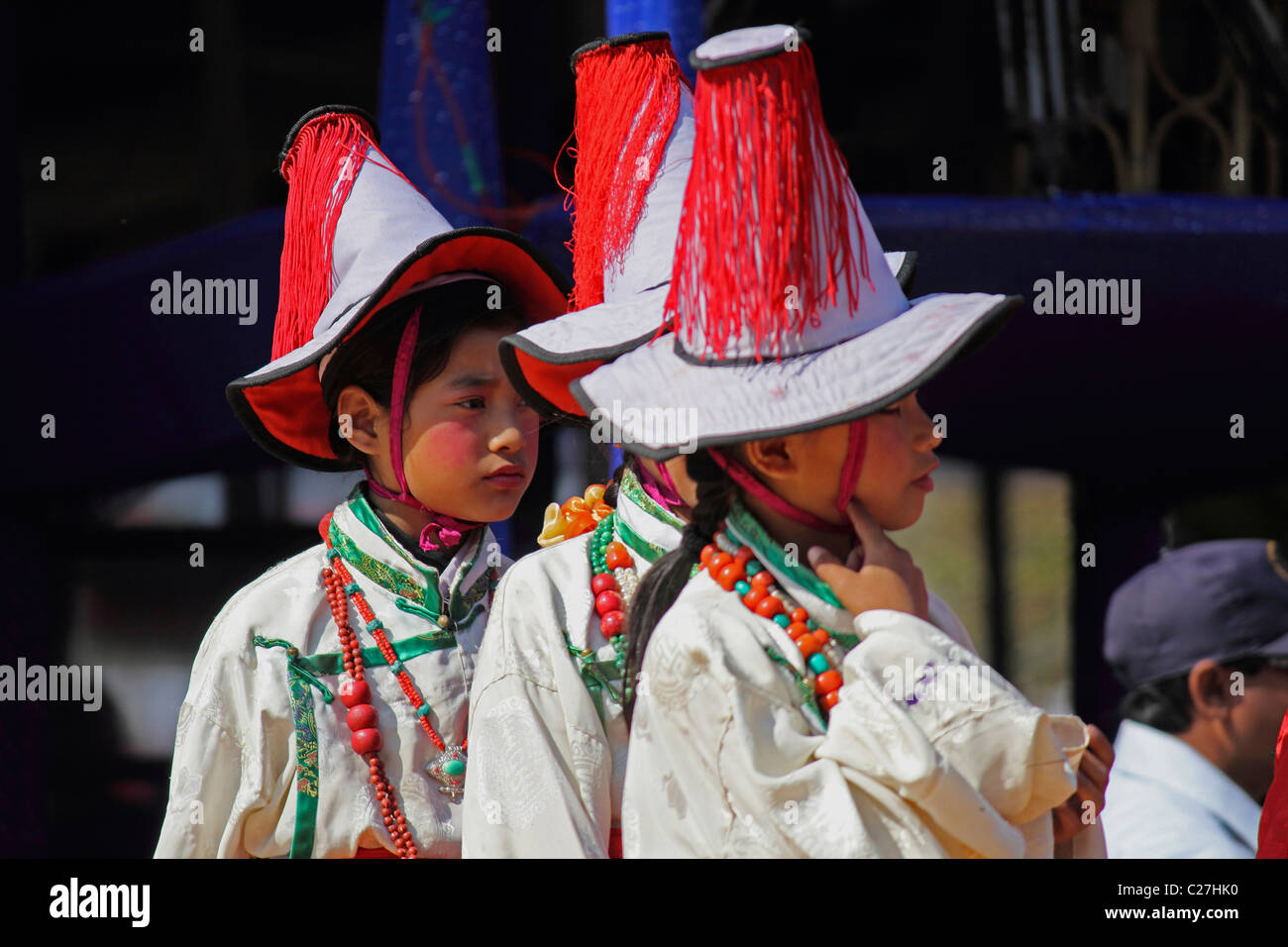 Il Tibetano eseguendo il manicotto della musica folk tradizionale danza minoranza Namdapha Eco festival culturali, Miao, Arunachal Pradesh, India Foto Stock