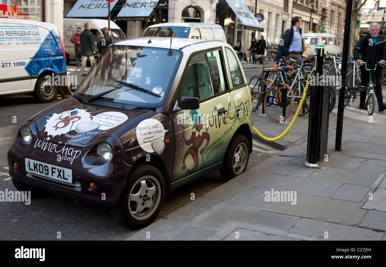 G-Wiz auto elettrica al punto di ricarica nel centro di Londra Foto Stock