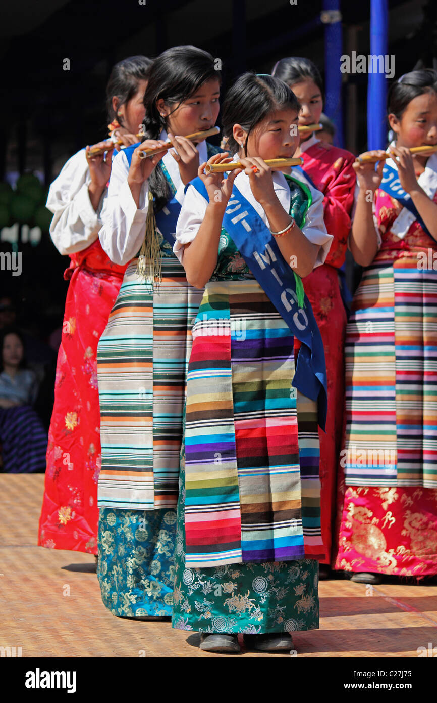 Il Tibetano ragazze suonando i flauti a Namdapha Eco festival culturali, Miao, Arunachal Pradesh, India Foto Stock