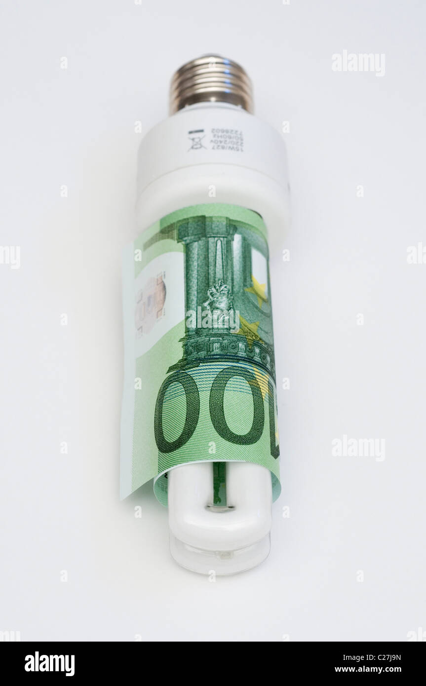100 di banconote in euro attorno alla luce della lampadina Foto Stock