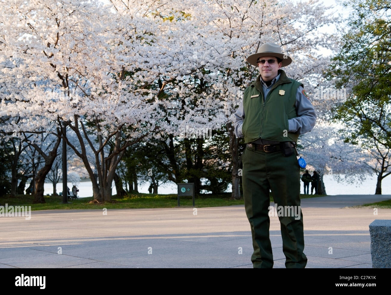 Washington DC, un ranger del parco in posa per una foto durante il 2011 Cherry Blossom Festival sul National Mall. Foto Stock