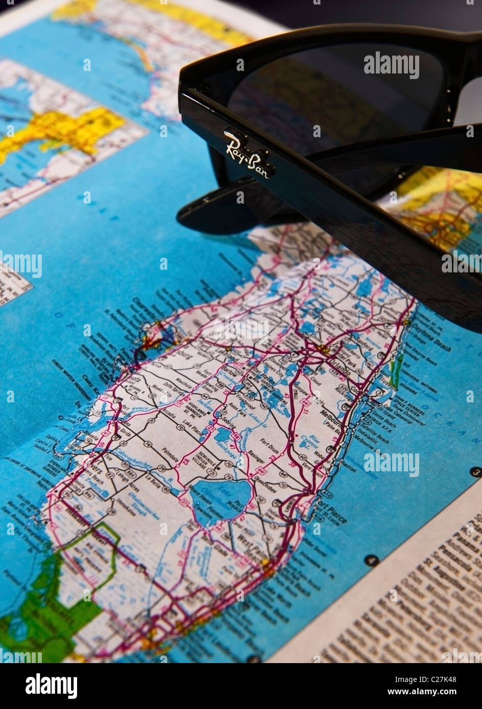 Ray-Ban Wayfarer occhiali da sole e una mappa della Florida Foto Stock