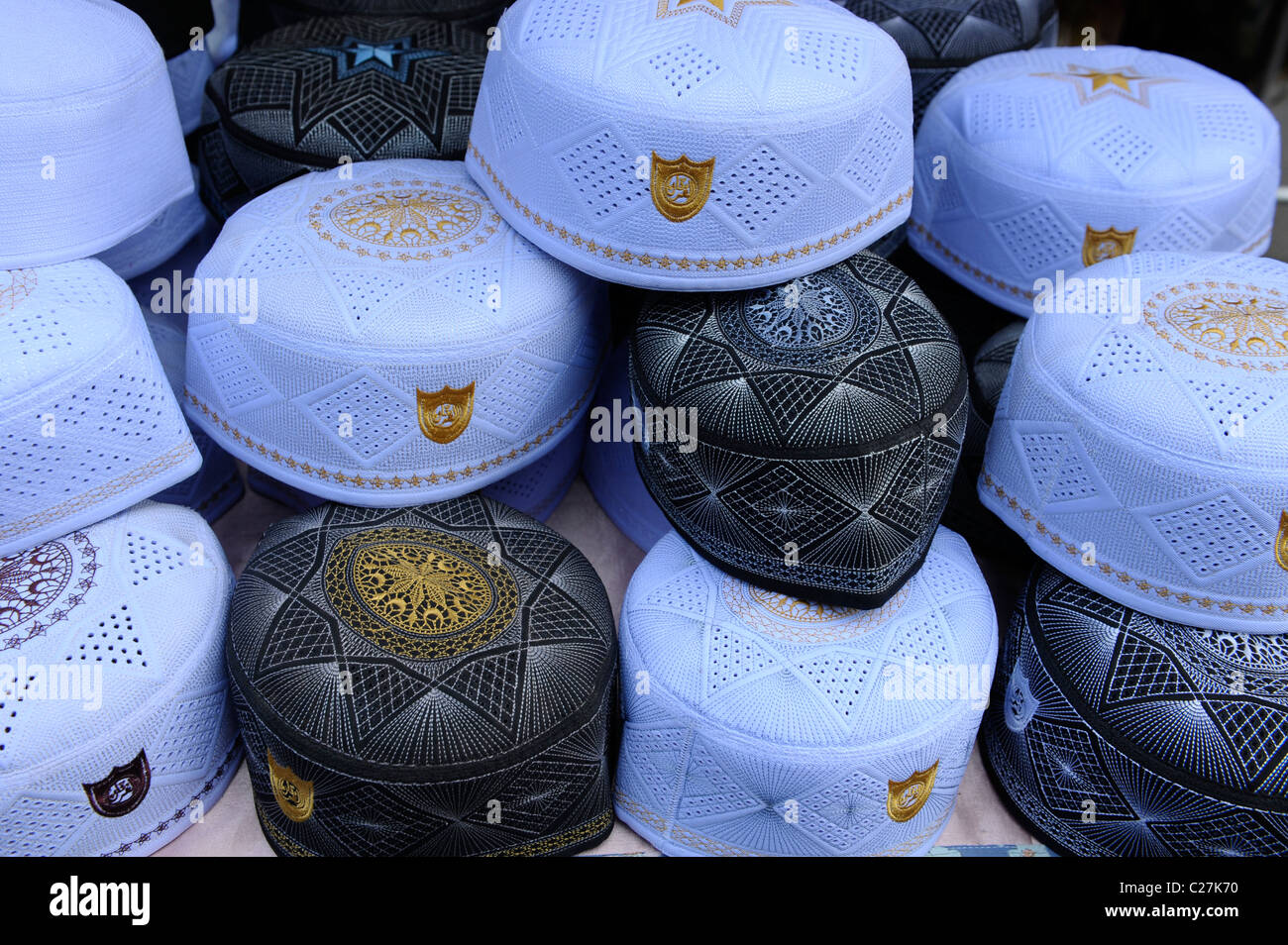 Taqiyah (zucchetto ) delle comunità musulmane(islamica) fede in vendita presso il mercato del fine settimana di Chatuchak , bangkok, Thailandia Foto Stock