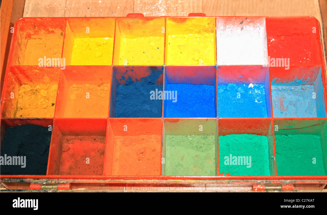 Tavolozza dei colori con colori in forma di polvere Foto Stock