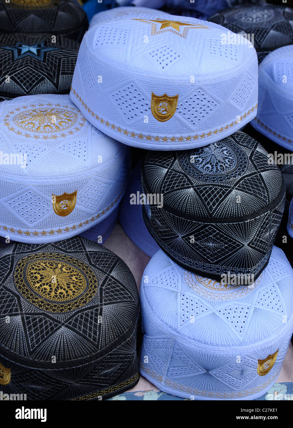 Taqiyah (zucchetto ) delle comunità musulmane(islamica) fede in vendita presso il mercato del fine settimana di Chatuchak , bangkok, Thailandia Foto Stock