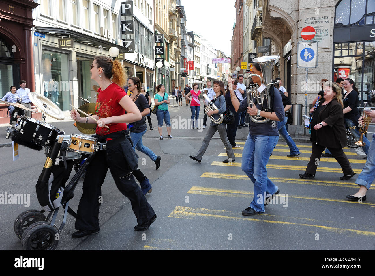 Girl band suonare strumenti come essi a piedi attraverso le strade di domenica pomeriggio. Basel, Svizzera Foto Stock